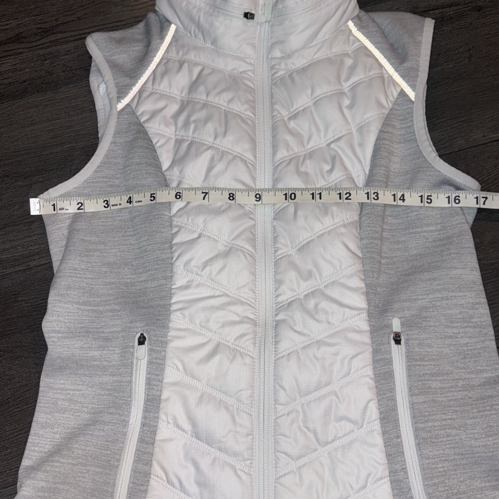 Zella Zelfusion Water Repellent Quilted Vest w/Hood Size Medium White/Gray - Picture 12 of 12